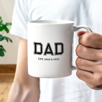 モダンな大学風タイポグラフィで「Dad Established」 コーヒーマグカップ