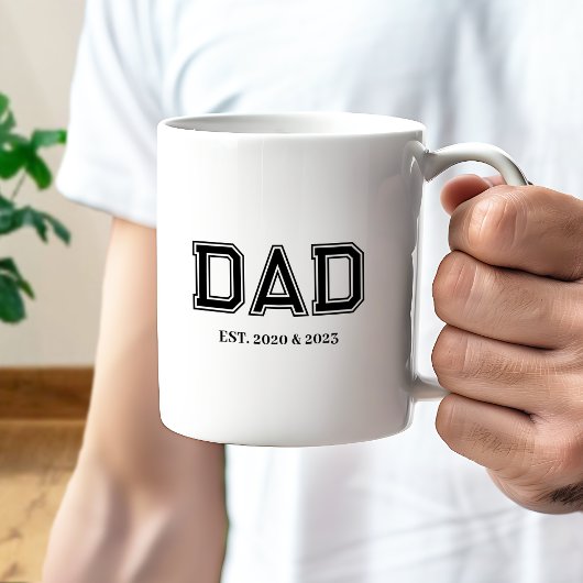 モダンな大学風タイポグラフィで「Dad Established」 コーヒーマグカップ