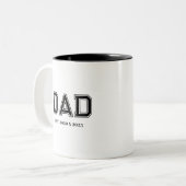 モダンな大学風タイポグラフィで「Dad Established」 ツートーンマグカップ (正面左)