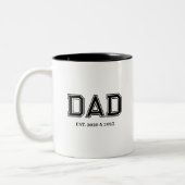 モダンな大学風タイポグラフィで「Dad Established」 ツートーンマグカップ (左)