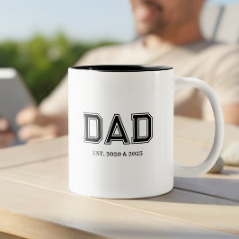 モダンな大学風タイポグラフィで「Dad Established」 ツートーンマグカップ
