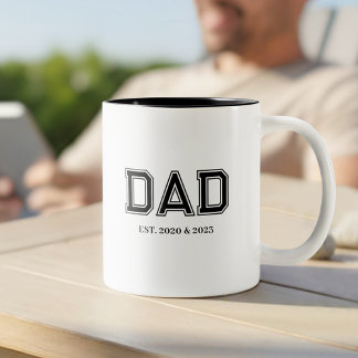 モダンな大学風タイポグラフィで「Dad Established」 ツートーンマグカップ
