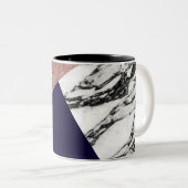 モダンな大理石のばら色の金ゴールドおよび濃紺Tricut Geo ツートーンマグカップ (正面右)