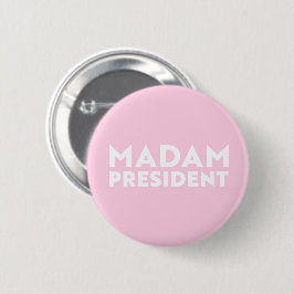 モダンな太字のタイポグラフィが特徴の「Madam President」デザイン（淡いピンク) 缶バッジ