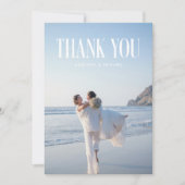 モダンな太字タイポグラフィのカスタム結婚式写真 サンキューカード (正面)
