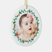 モダンな女の赤ちゃんの初めてのクリスマスの写真のヒイラギの果実 セラミックオーナメント (右)