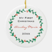 モダンな女の赤ちゃんの初めてのクリスマスの写真のヒイラギの果実 セラミックオーナメント (裏面)