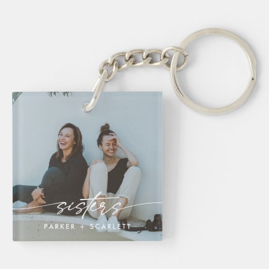 モダンな姉妹が写真でスクリプトを作成 キーホルダー (裏面)