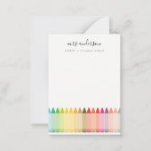 モダンな子供たち向けの教師カラフルな虹色クレヨン ノートカード (正面)