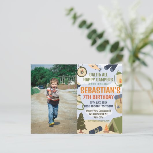 モダンな子供のキャンピングバースデーパーティー ポストカード (スタンド正面)