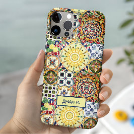モダンな幾何学模様の地中海オレンジタイル モノグラム iPhone 15ケース