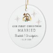 モダンな我々の最初のクリスマスの結婚写真 セラミックオーナメント (左)