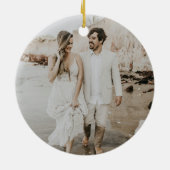 モダンな我々の最初のクリスマスの結婚写真 セラミックオーナメント (裏面)