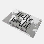 モダンな手によって文字を入れられるこんにちは世界及び地図の姓 ドアマット (アングル)