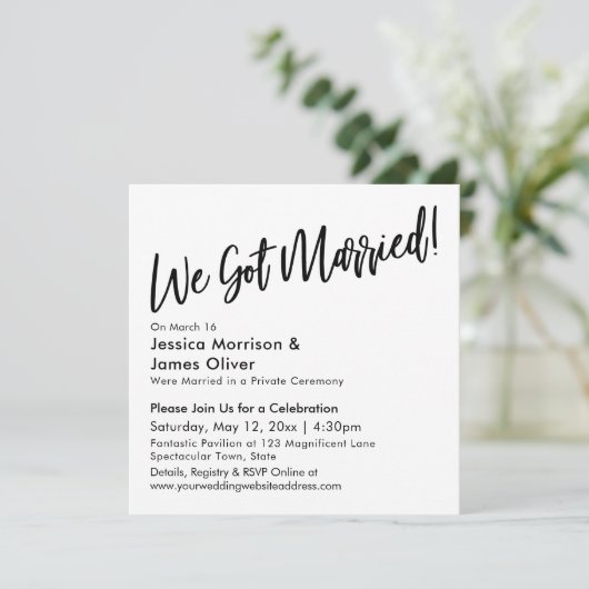 モダンな手書きでミニマルなデザインの「結婚しました!」 招待状 (スタンド正面)