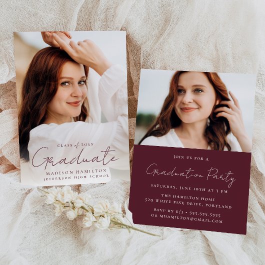 モダンな手書きのマルーンスクリプト写真 卒業式 招待状