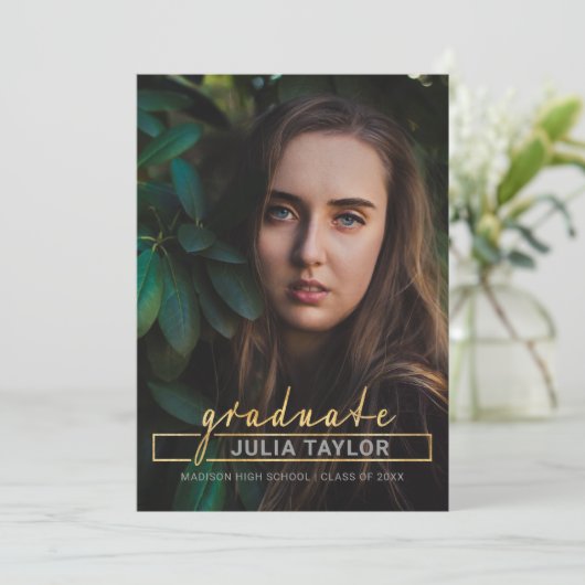 モダンな手書きの贅沢な金ゴールドの写真の卒業 案内状 (スタンド正面)