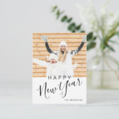 モダンな手書きの「ハッピーニューイヤー」写真 シーズンポストカード (スタンド正面)