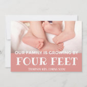 モダンな採用の新生児4つの足のピンクの成長 案内状 (正面)
