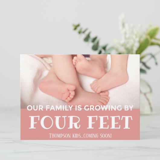 モダンな採用の新生児4つの足のピンクの成長 案内状 (スタンド正面)