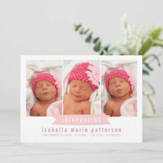 モダンな旗の女の赤ちゃんの写真の誕生の発表 案内状 (スタンド正面)