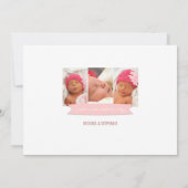 モダンな旗の女の赤ちゃんの写真の誕生の発表 案内状 (裏面)