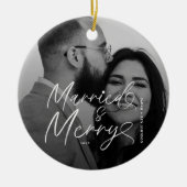 モダンな既婚者と幸せな新婚のクリスマス セラミックオーナメント (正面)