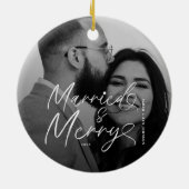 モダンな既婚者と幸せな新婚のクリスマス セラミックオーナメント (裏面)