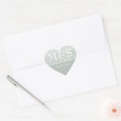 モダンな書体が美しいセージグリーンの結婚式 ハートシール (封筒)
