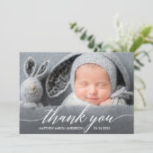 モダンな書道の新生児の写真は感謝していしています サンキューカード (スタンド正面)