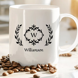 モダンな月桂樹のリースとファミリーネームのモノグラム コーヒーマグカップ