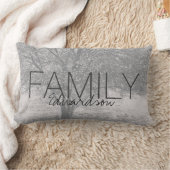 モダンな木の灰色白の自然家族のモノグラムの名前 ランバークッション (ブランケット)