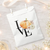 モダンな水彩オレンジのカボチャ ラブ フェイバーバッグ (クリップ留めされた状態)