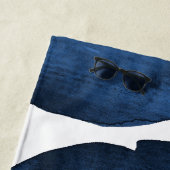 モダンな水彩画のアンカーに船名を追加 ネイビーブルー ビーチタオル (インサイチュ)