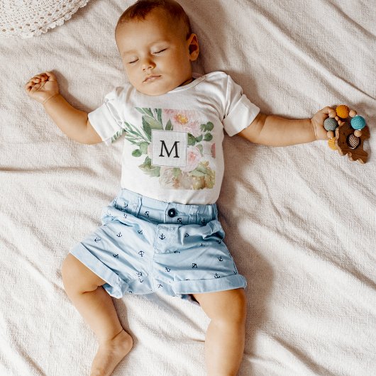 モダンな水彩画のピンクの花のイニシャル ベビーボディスーツ