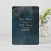 モダンな水彩画のムーディーブルー シックなウェディング 招待状 (スタンド正面)