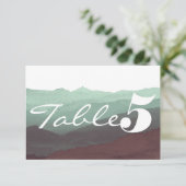 モダンな水彩画の山のテーブルナンバーカード 招待状 (スタンド正面)