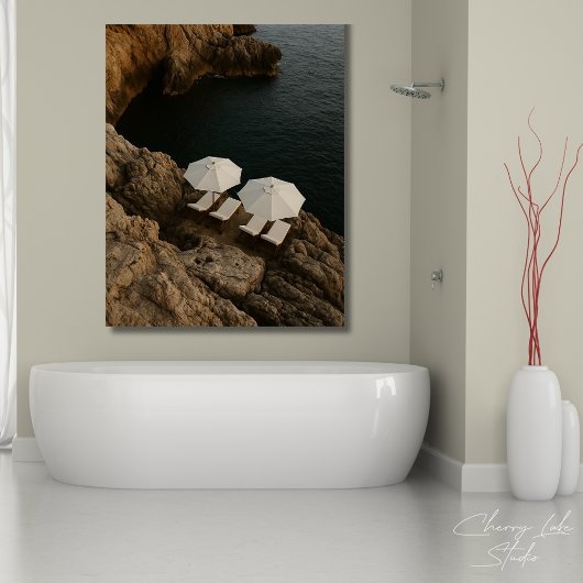 モダンな海岸の隠れ家 ミニマリストの白い椅子 ポスター