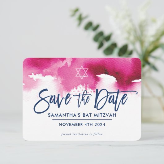 モダンな濃いピンクの水彩画のミツワー記念日 SAVE THE DATE サンキューカード (スタンド正面)