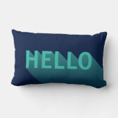 モダンな濃紺および水のティール(緑がかった色)のこんにちはタイポグラフィ ランバークッション (裏面)