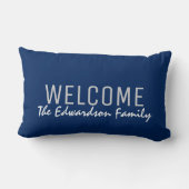 モダンな濃紺の歓迎家族のモノグラムのカスタム ランバークッション (裏面)