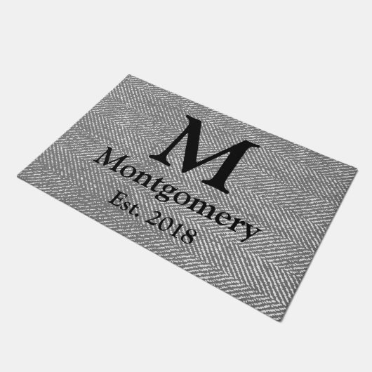 モダンな灰色のヘリンボン及び黒い家族のモノグラム ドアマット (アングル)