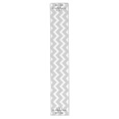 モダンな灰色のCheveronのモノグラムのテーブルのランナー ロングテーブルランナー (正面)