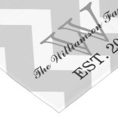 モダンな灰色のCheveronのモノグラムのテーブルのランナー ロングテーブルランナー (コーナー)