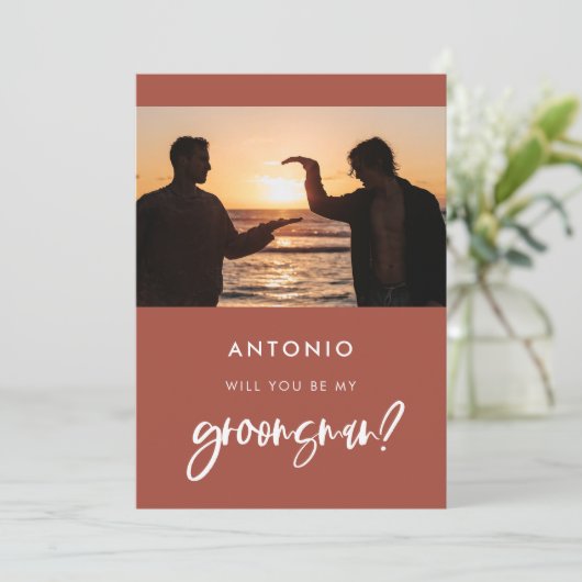 モダンな焼きレンガの色のグルームズマン提案写真カード 招待状 (スタンド正面)