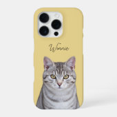 モダンな猫の写真と手書き風ネームプレート ゴールデンイエロー iPhoneケース (裏面)