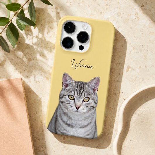 モダンな猫の写真と手書き風ネームプレート ゴールデンイエロー iPhoneケース