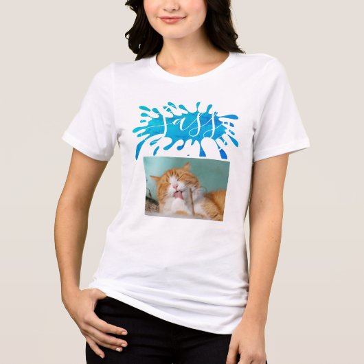 モダンな猫の名前と青い色飛沫デザイン トライブレンドＴシャツ (正面)