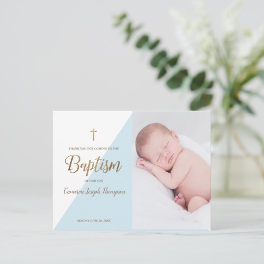 モダンな男の子の青い写真の洗礼感謝カード ポストカード (スタンド正面)