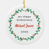 モダンな男の赤ちゃんの初めてのクリスマスの写真のヒイラギの果実 セラミックオーナメント (裏面)